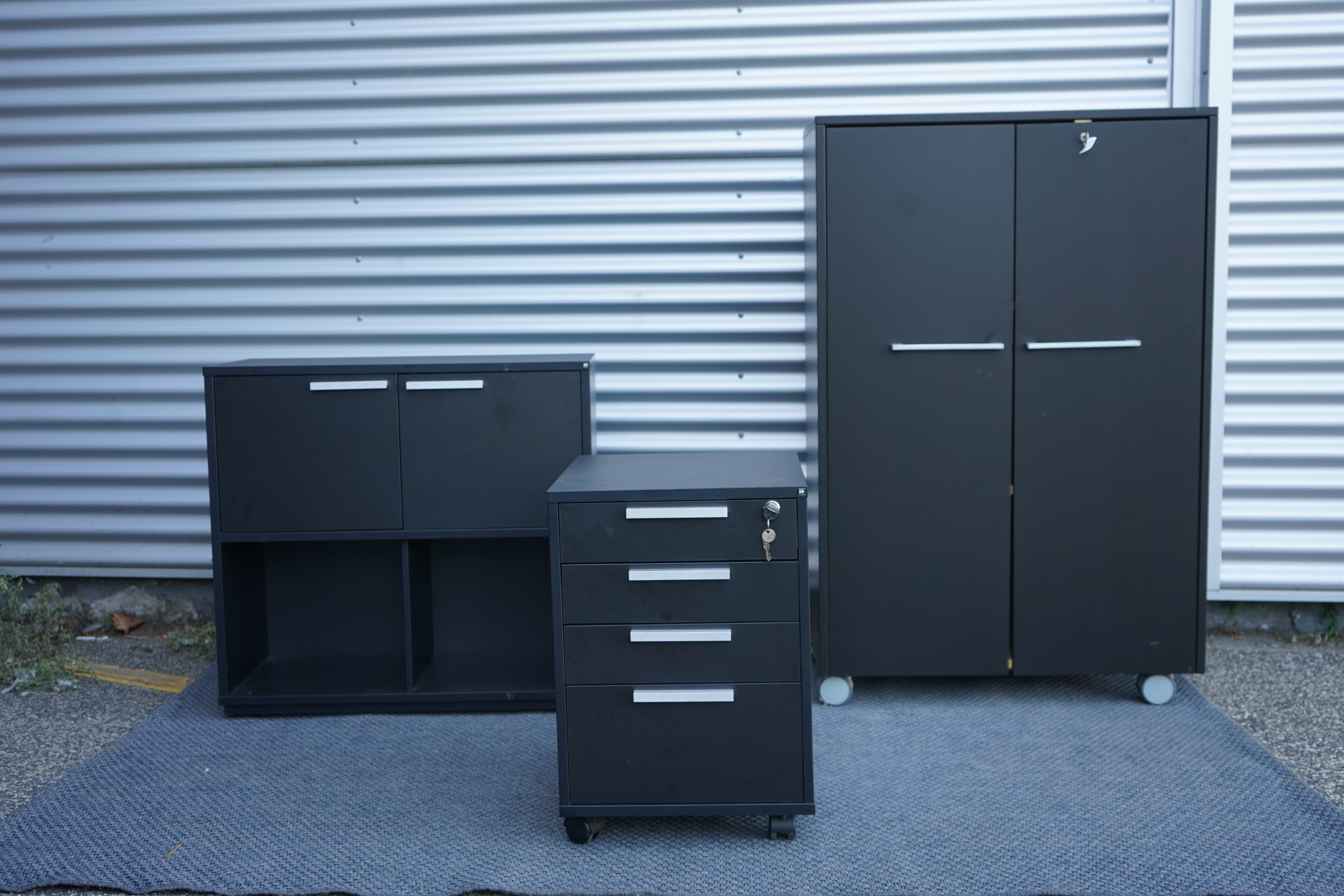 Holmris B8 kontorsæt i sort – set forfra med skuffekassette, kontorskab og kontorreol